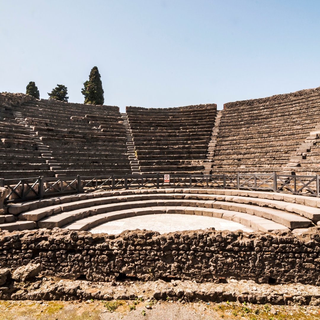 L'Odeon, il piccolo teatro coperto di Pompei, con la sua gradinata in pietra a semicerchio