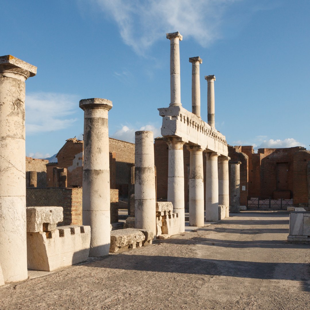 Le colonne doriche del Foro al parco archeologico di Pompei all'alba