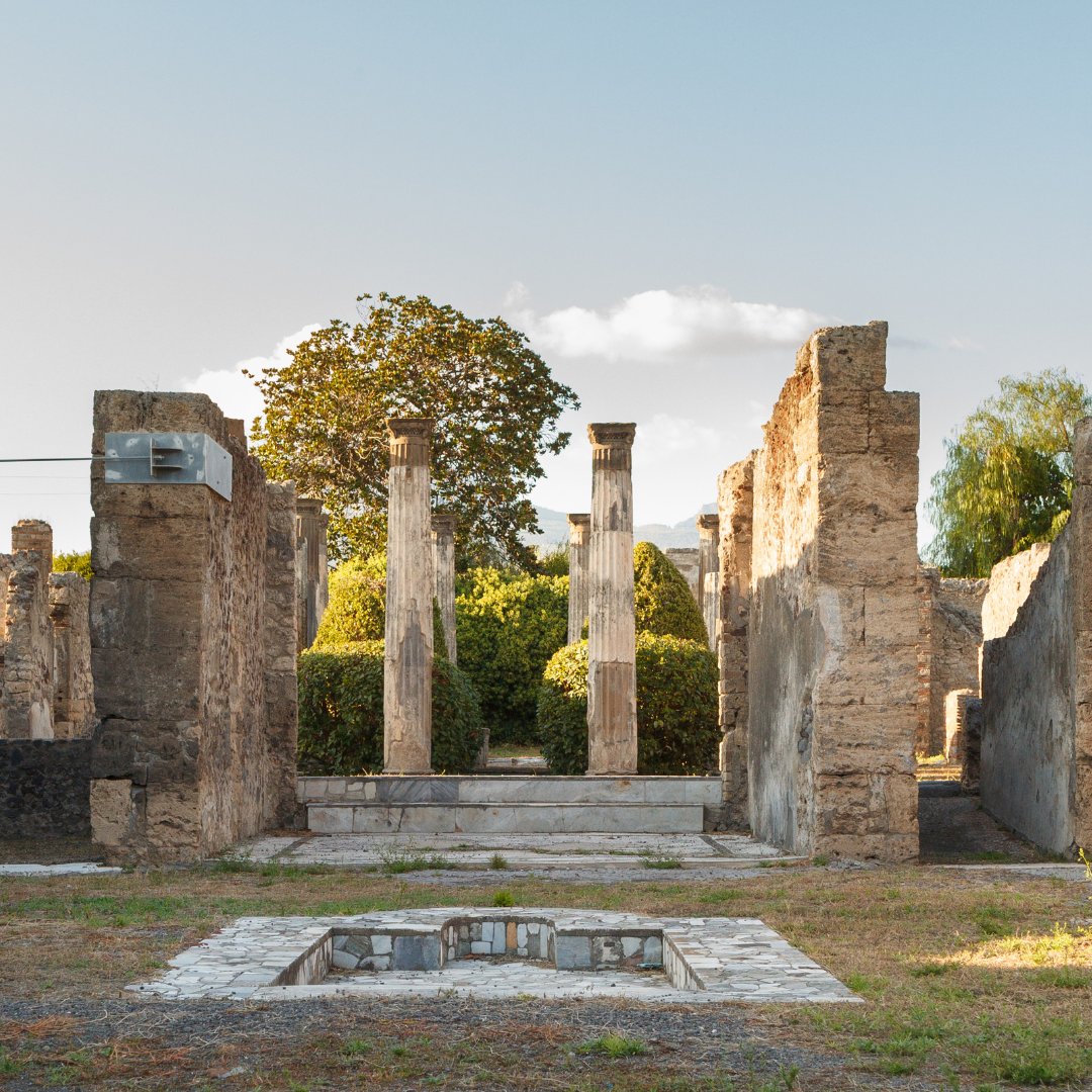 Una ricca domus romana a Pompei con il cortile centrale e le colonne doriche superstiti