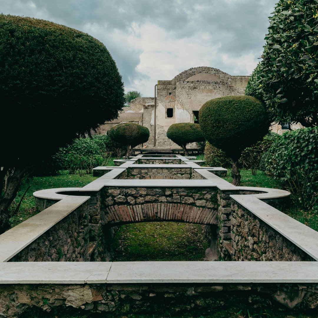 Il giardino ribassato e il portico ad archi di una villa di lusso negli Scavi di Pompei