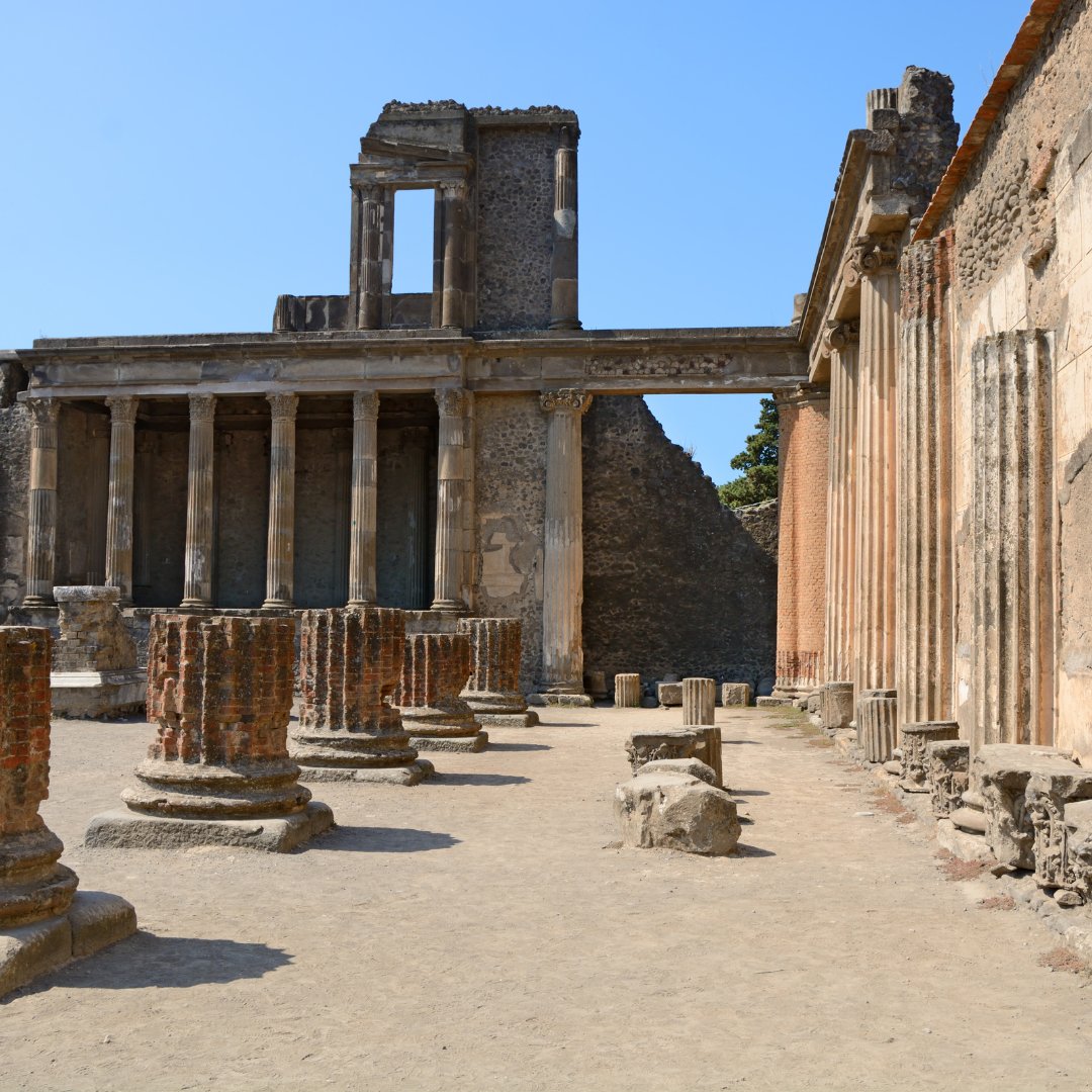 Le imponenti colonne e la trabeazione della Basilica all'interno del parco archeologico di Pompei