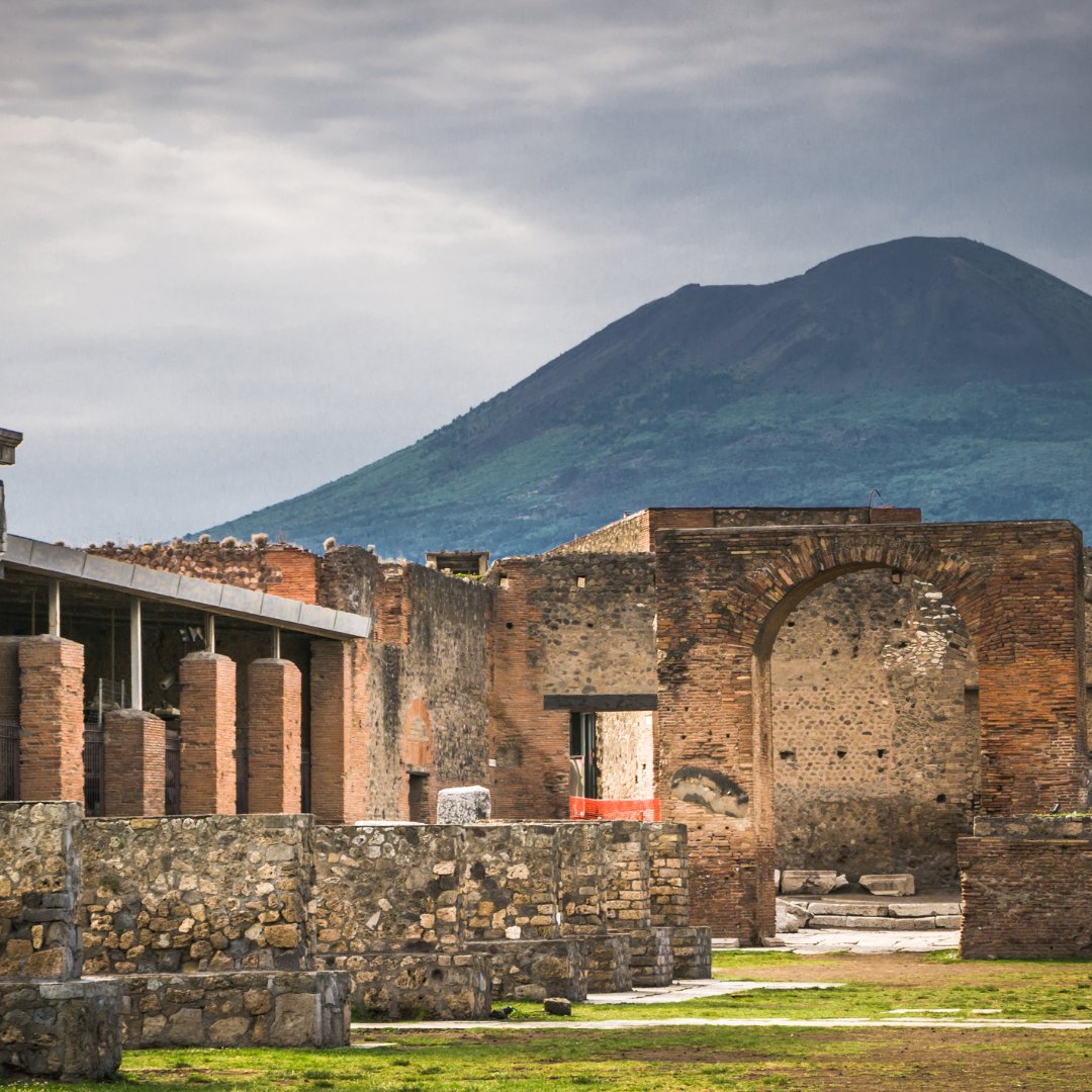 Il Foro di Pompei al tramonto con la sagoma del Vesuvio sullo sfondo