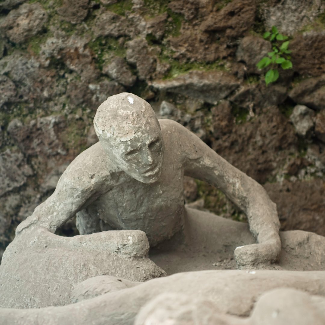 Calco in gesso di una vittima di Pompei rannicchiata nella cenere, esposto negli Scavi