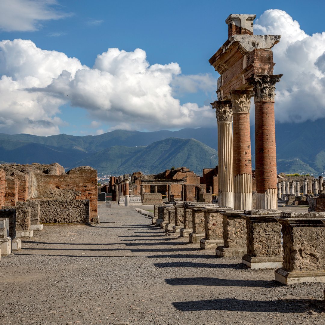 Il colonnato del Foro di Pompei con le superstiti colonne corinzie sotto un cielo nuvoloso