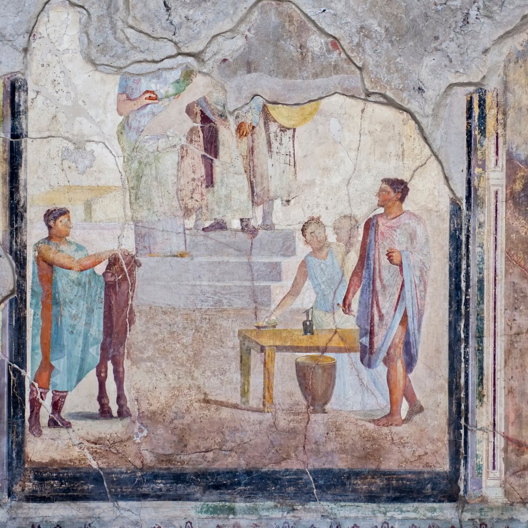 Un vivido affresco parietale pompeiano con figure in toga attorno a una mensa sacrificale