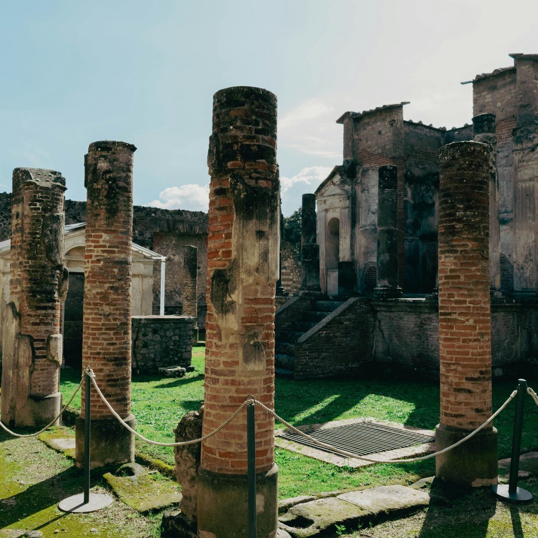 Colonne in laterizio e resti transennati di un santuario all'interno del parco archeologico di Pompei